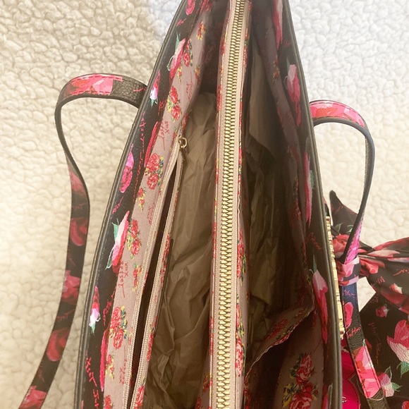 Betsey Johnson XO Zaria Tote w/ Wristlet and Scarf - Picture 3 of 10